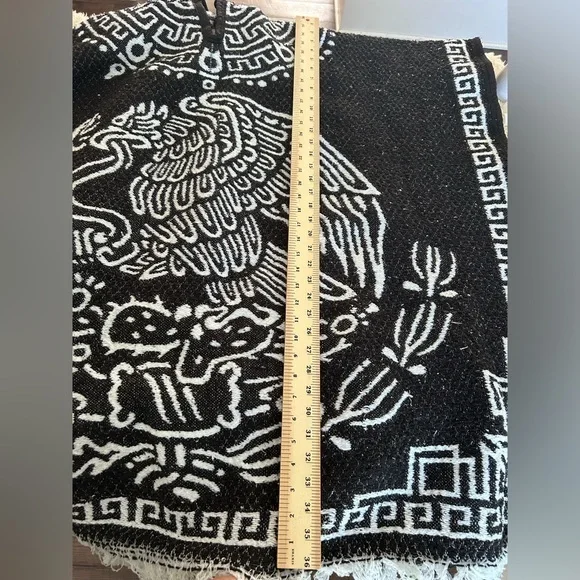 Mexican Poncho Aztec calendar and eagle‎